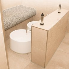 Der Blick auf ein gut gestaltetes Badezimmer mit einem Bidet und einem modernen Waschbecken, das Funktionalität und Stil vereint.