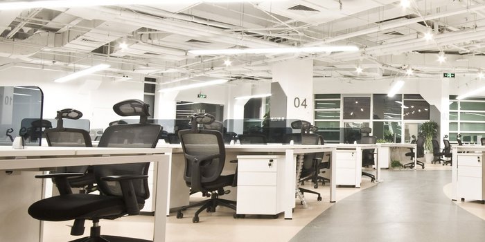 Ein großes Büro in einem Hochhaus