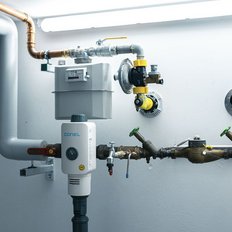 Das Bild zeigt eine technische Anordnung von Rohren und Ventilen, die für die Wasserverteilung in einem Gebäude verantwortlich sind.