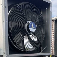 Ein großer Ventilator ist in einem Kühlsystem eingebaut, um Luft effizient zu zirkulieren und die Kühlung zu unterstützen.
