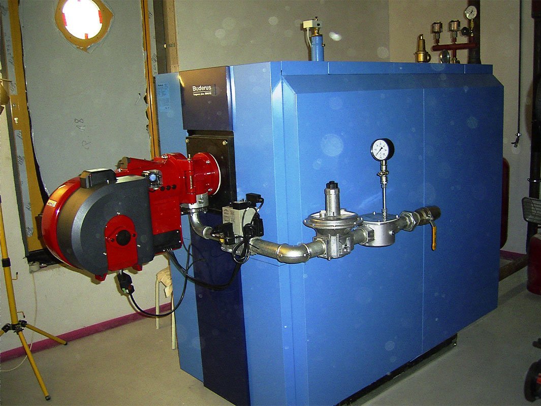 Der Heizkessel ist mit verschiedenen Ventilen und einem Druckregler ausgestattet, was auf eine präzise Steuerung hinweist.