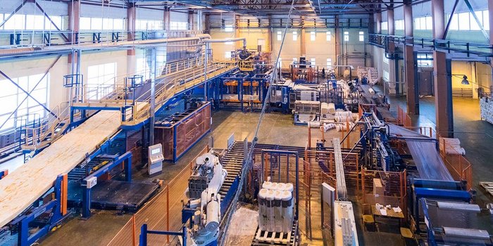 Eine Lagerhalle mit Verpackungsanlagen