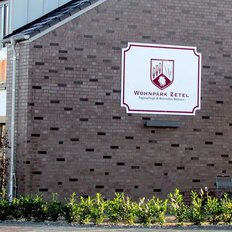 Das Gebäude des Wohnparks Zetel, das Tagespflege und betreutes Wohnen anbietet, mit einem klaren, einladenden Design.