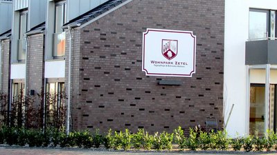Das Gebäude des Wohnparks Zetel, das Tagespflege und betreutes Wohnen anbietet, mit einem klaren, einladenden Design.
