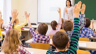Ein Klassenzimmer mit Schülern die sich melden